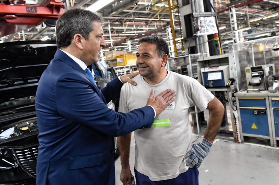 Sergio Massa participó de los festejos por la elaboración de la unidad N° 100.000 del Peugeot 208 en la plata de El Palomar 