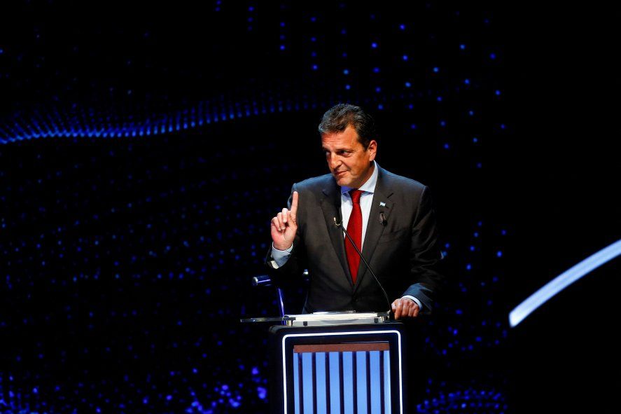 Sergio Massa durante el primer debate presidencial de la campaña electoral 2023.