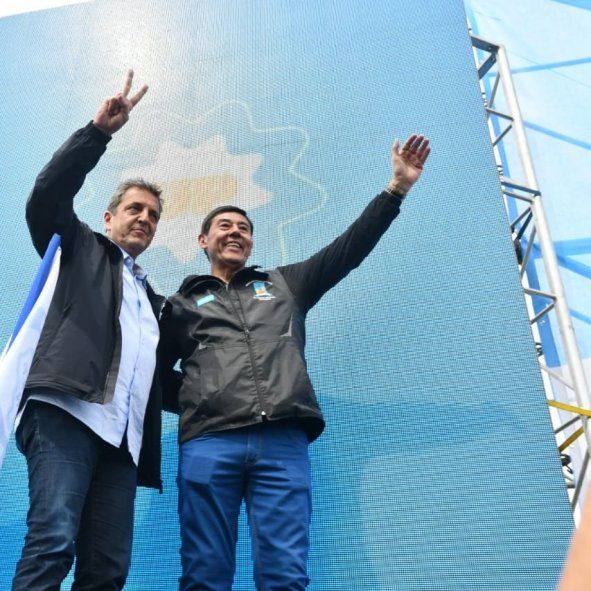 Sergio Massa junto al secretario general del sindicato de petroleros, Marcelo Rucci, en un acto que compartieron en septiembre de 2023.