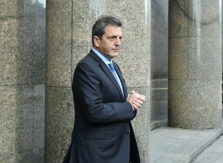 Para un candidato de Javier Milei, Sergio Massa salvó al peronismo de “no terminar el mandato”