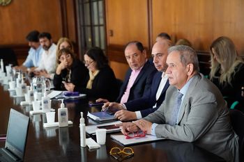 los bancarios lo hicieron de nuevo: salario de casi 420 mil y un mega bono