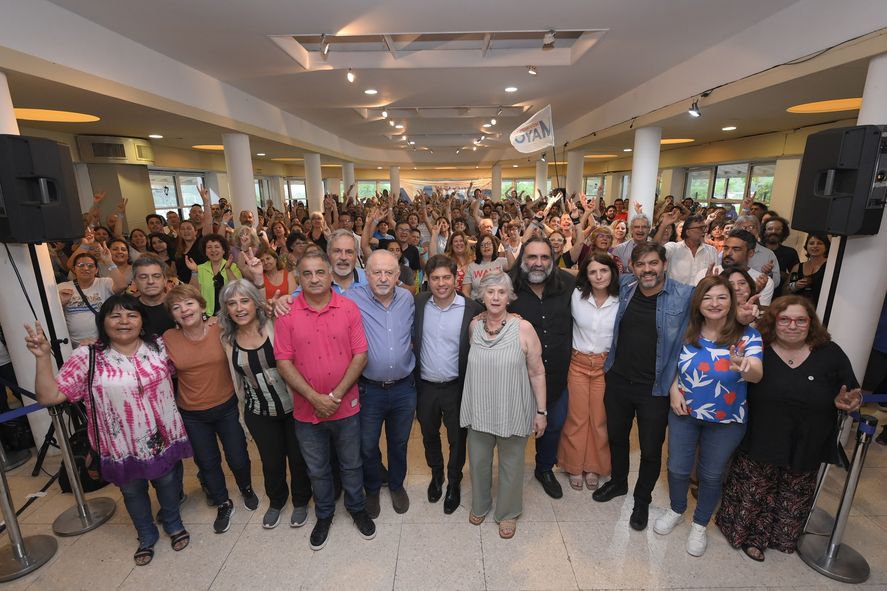 El gobernador Axel Kicillof participó de un nuevlo plenario del movimiento sindical en Ensenada.