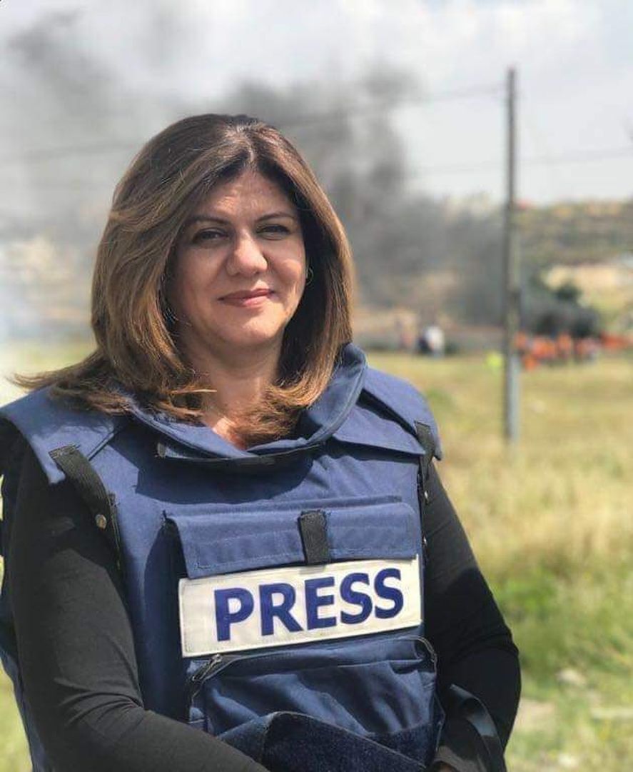 Shireen Abu Aqleh la periodista palestina y estadounidense de Al Jazeera asesinada de un disparo en la cabeza. 