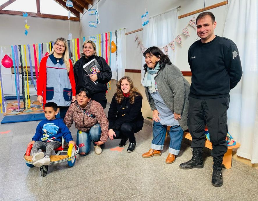 Privados de la libertad fabricaron la silla de ruedas para Román