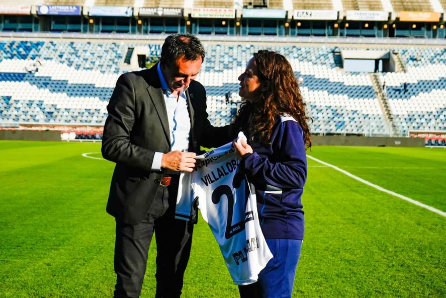 Silvana Villalobos fue presentada como DT del fútbol femenino de Gimnasia. (Foto: prensa GELP)