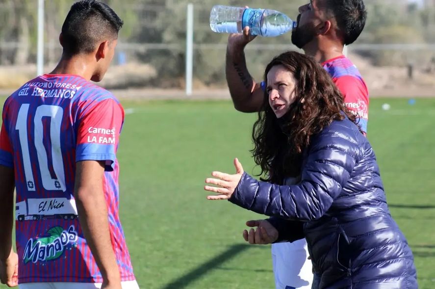Silvana Villalobos dirigiendo al equipo masculino de Rodeo del Medio en la Liga Mendocina.