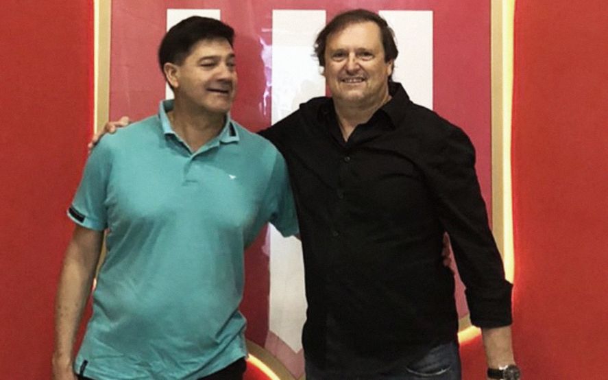 Silvino Báez Sosa junto a Sandro Paszki en el estadio de Estudiantes.