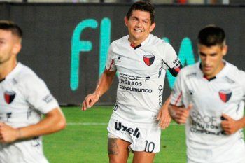 El Pulga Rodríguez se despide de Colón mientras Gimnasia espera atento.