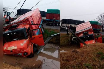 un camion choco contra un poste, cayo a una zanja y dejo a una parte de chacabuco sin luz