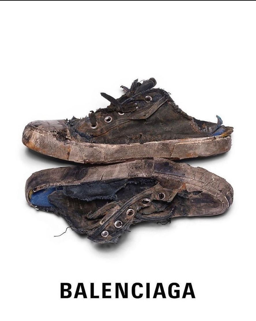 Sneakers París se llama la colección de zapatillas sucias y desgastadas que presentó la casa de moda Balenciaga y fue muy criticada en redes sociales. ¿Su precio? Desde 625 dólares el par