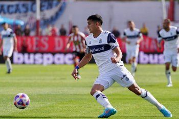 Ramón Sosa en acción con la casaca de Gimnasia.