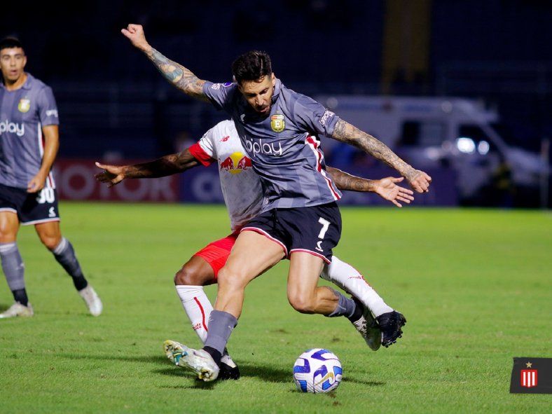 José Sosa, titular en Estudiantes en la visita a Bragantino por la Copa Sudamericana (Foto: Prensa EDLP)