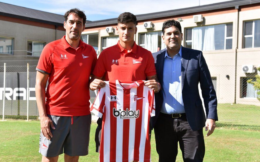 Aaron Spetale junto a Agustín Alayes y Martín Gorostegui al firmar contrato con Estudiantes