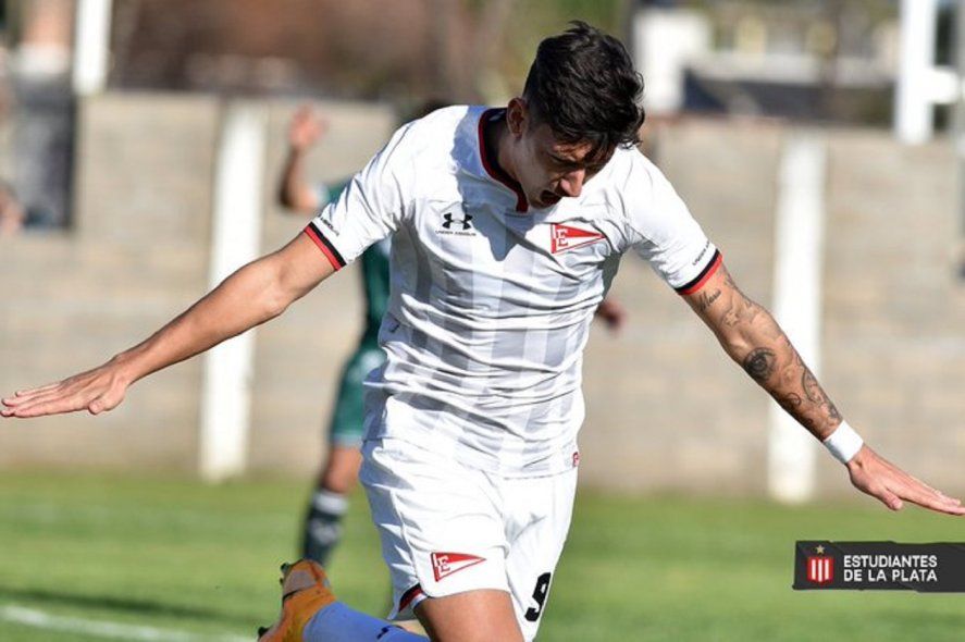 Aaron Spetale viene de ser el goleador de la Reserva de Estudiantes en el torneo 2021 con 12 goles y en la copa 2022 con 7 gritos.