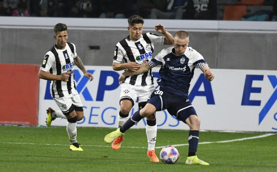 Alexis Steimbach jugador de Gimnasia ante Central Córdoba