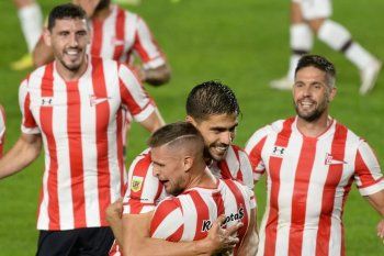 Abrazo de gol y clasificación para Estudiantes.