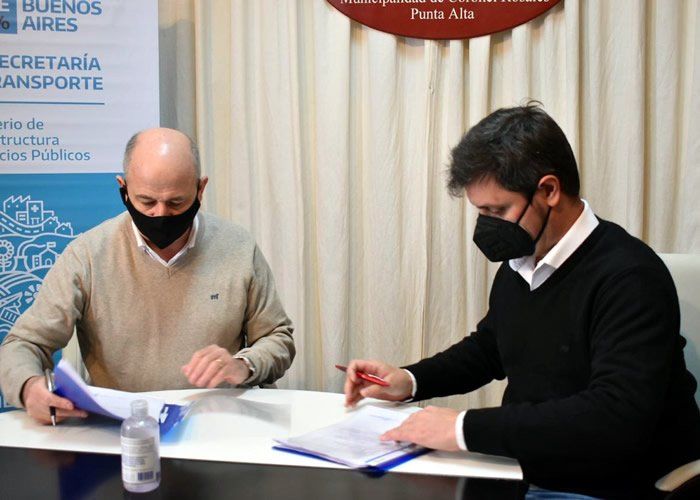 Mariano Uset y Alejo Supply durante la firma del convenio para que Coronel Rosales tenga SUBE.