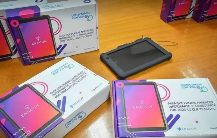 Jubilados y pensionados pueden acceder al programa "Conectando con Vos", desarrollado por el ENACOM. 