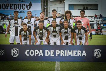 Los once de Tacuary en su último partido por el torneo local ante Guaireña. (Fotos: prensa Tacuary)