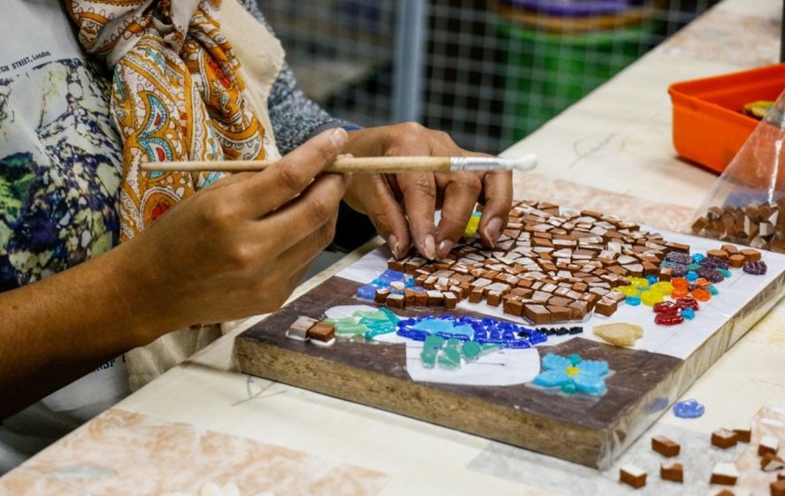 Danza, Vidrio, Música, Teatro, Fotografía, Gastronomía, Cerámica, Literatura, Nuevas Tecnologías, Idiomas, Artesanías, Arte Textil y Artes Visuales son las propuestas de talleres que ofrece la Municipalidad de Berazategui. 