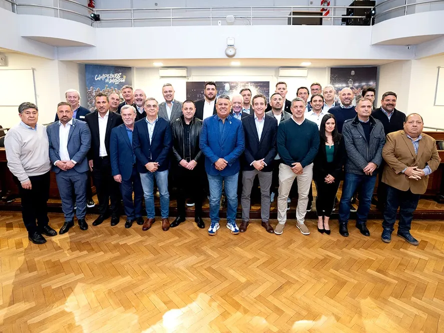 El nuevo gobierno de Chiqui Tapia, con Mariano Cowen, el presidente de Gimnasia, presente. El nuevo gobierno de Chiqui Tapia, con Mariano Cowen, el presidente de Gimnasia, presente.