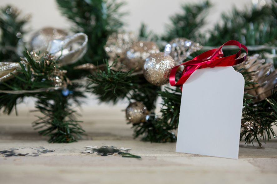 Cada vez más las personas que suman a su árbol de Navidad objetos preciados o tarjetas con frases. Cada vez más las personas que suman a su árbol de Navidad objetos preciados o tarjetas con frases.
