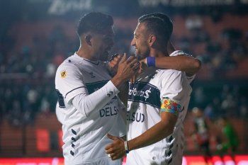 Brahian Alemán, capitán en Gimnasia superó los 110 partidos con la camiseta Albiazul y tuvo su reconocmiento en el Bosque. 