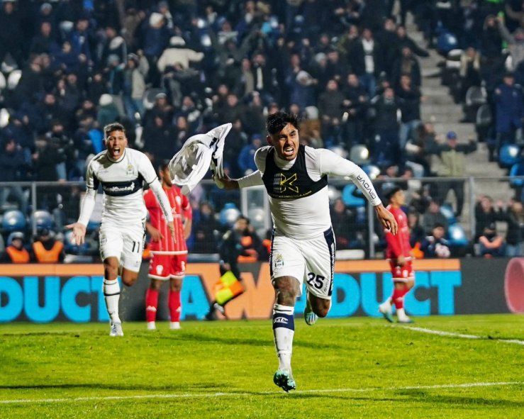 Cristian Tarragona grita el gol de la victoria para Gimnasia ante Huracán. (Foto: prensa GELP) Cristian Tarragona grita el gol de la victoria para Gimnasia ante Huracán. (Foto: prensa GELP)
