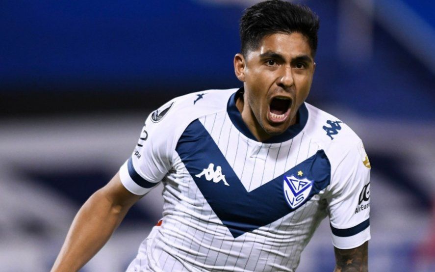 Cristian Tarragona, apuntado por Gimnasia, grita uno de sus goles en Vélez.