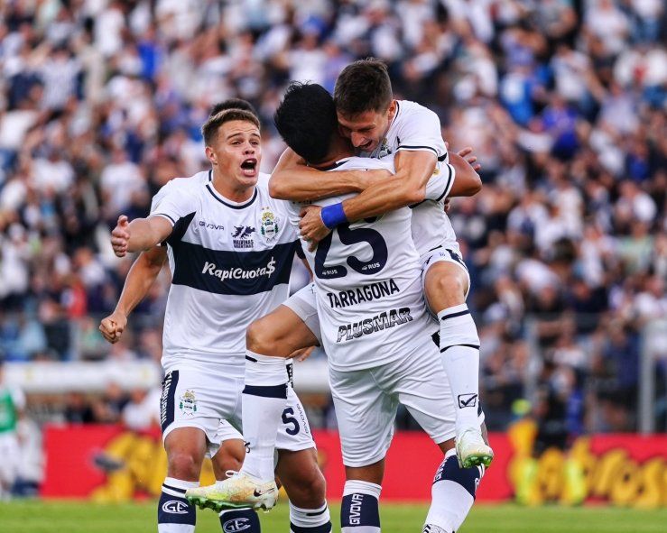 Cristian Tarragona festeja con sus compañeros el gol de Gimnasia ante Racing por la Liga Profesional (Foto: Prensa GELP)