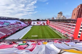 Telones en las tribunas y la platea de 115 del estadio UNO para un recibimiento especial a Estudiantes (@celesana_)