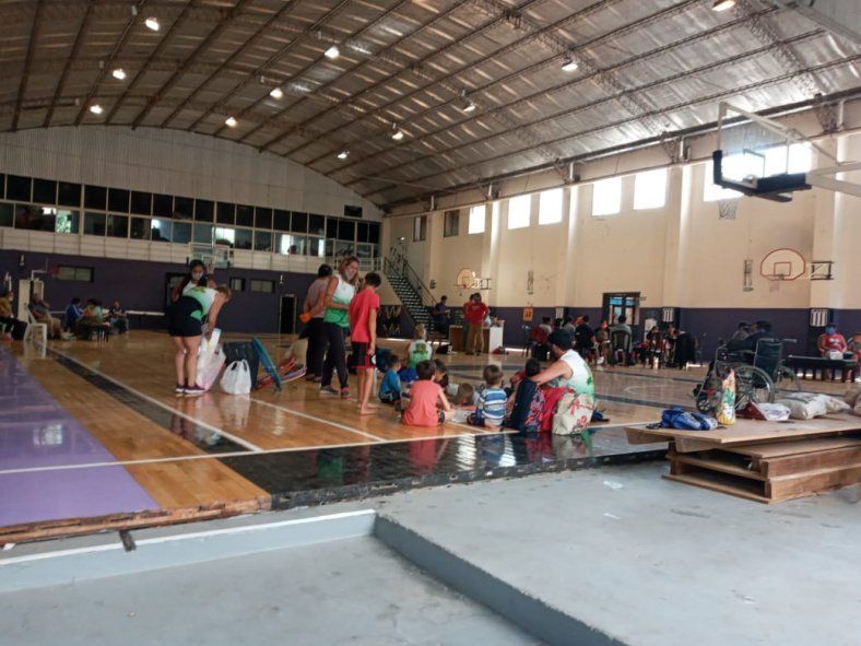 Los evacuados permanecen en el gimnasio del club Ever Ready