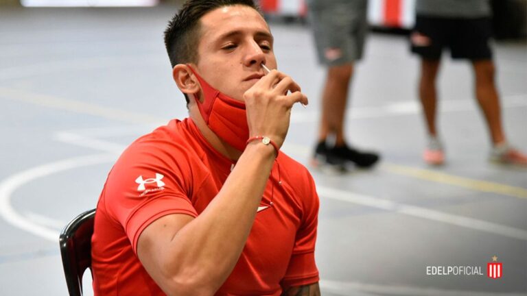 Estudiantes prepara los hisopados a plantel completo