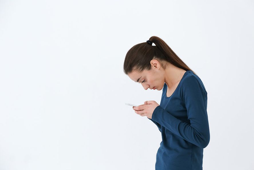 El Text Neck es una patología vinculada al mal uso de los celulares, especialmente, a la postura que tenemos a la hora de enviar mensajes.