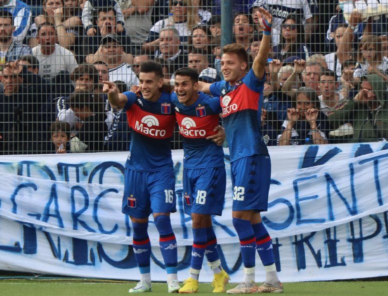 Tigre festeja su ventaja ante Gimnasia en la Liga Profesional