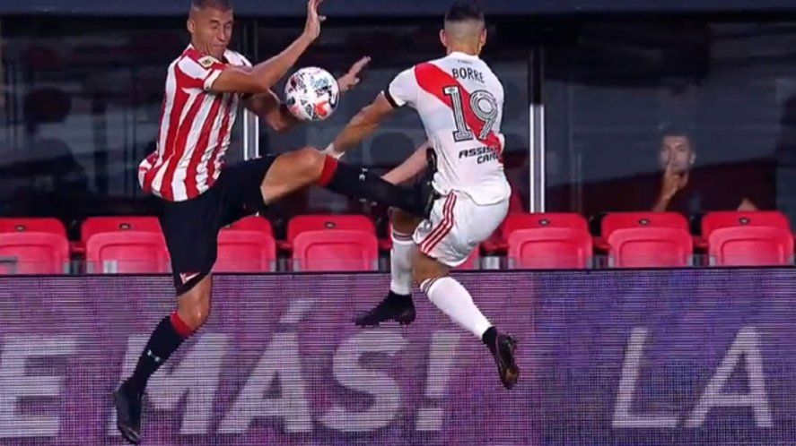 Fernando Tobio y su dura entrada ante Rafael Santos Borre