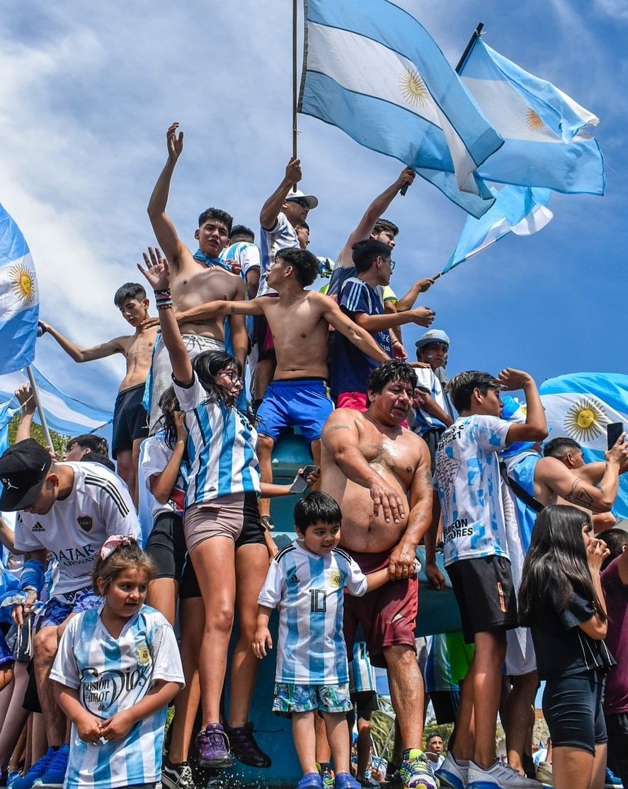 Toda la expresión de la foto más elogiada de los festejos del triunfo argentino. Sucedió en las calles de Viedma, y la fotógrafa autora de esta obra de arte agradeció las muestras de admiración en redes sociales 