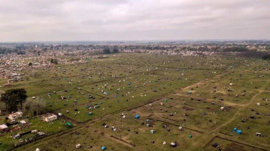 Una vista aérea del predio ocupado en Guernica. Son 100 hectáreas que se habían dividido en cuatro barrios, entre 200 y 500 personas cada uno.
