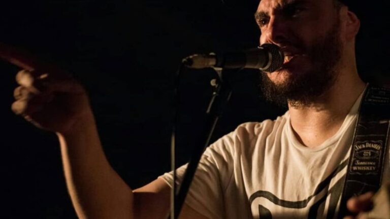 Música. Delirio toca el 17 de abril en La Plata. Santiago Fernández, músico de la banda: “como músicos queremos tocar y la gente quiere música en vivo. Esperemos que se pueda dar”