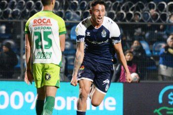 Tomás Muro festeja uno de sus dos goles en Gimnasia.