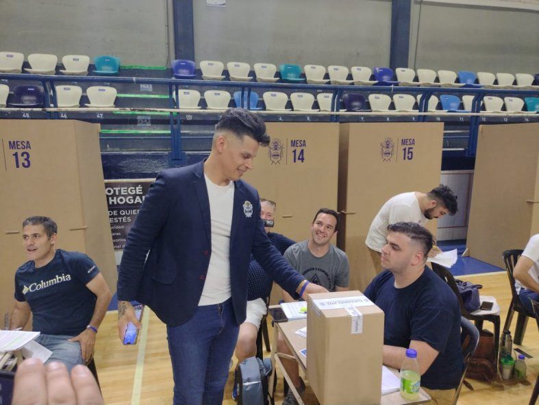 Edgardo Medina, candidato a presidente por la Lista del Pueblo, emitió su voto en las elecciones de Gimnasia