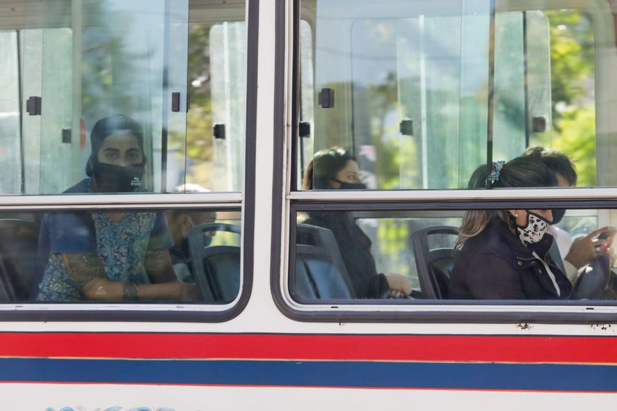 El Ministerio de Transporte de la Nación emitió una serie de recomendaciones y recordatorios para pasajeros ante la fuerte suba de casos de Covid-19. 