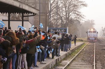 El tren llega a la estación 9 de Julio. La Línea Sarmiento llegó a tener 47 mil kilómetros de extensión en su mejor momento.