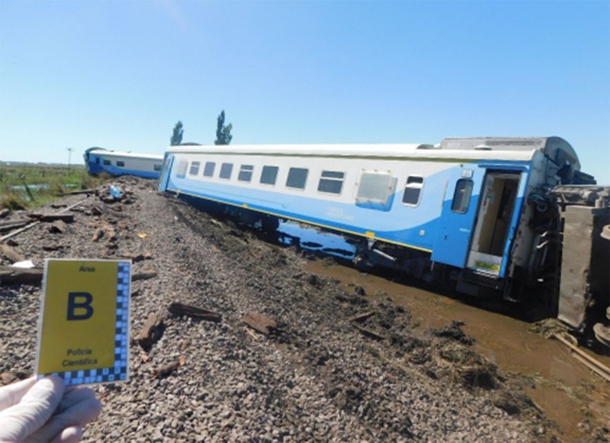 Tren descarrilado: la inspección ocular que llevó a la suspensión del servicio