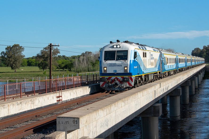 Formación de Trenes Argentinos, servicio Constitución - Mar del Plata, cruzando el Río Salado