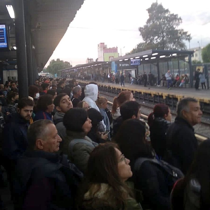 La mañana del lunes comenzó con demoras y cancelaciones en los distintos ramales del Tren Sarmiento.