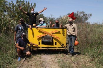 La comunidad organizada por la vuelta del tren La Plata - Pipinas celebra la primera jornada de limpieza y circulación. Foto: gentileza de Rosanna Chiape.