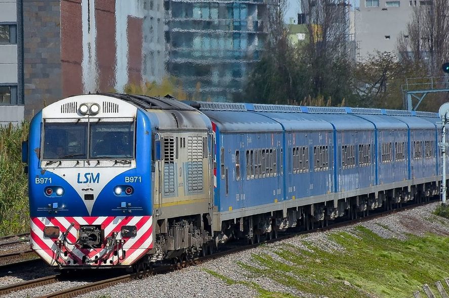 El Tren Sarmiento, el Roca y el Belgrano Sur funcionan de manera limitada por amenazas de bomba, mientras que la línea San Martín circula con demoras por problemas técnicos.