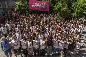 Un grupo de docentes dentro de SUTEBA Multicolor corre por izquierda a Baradel.