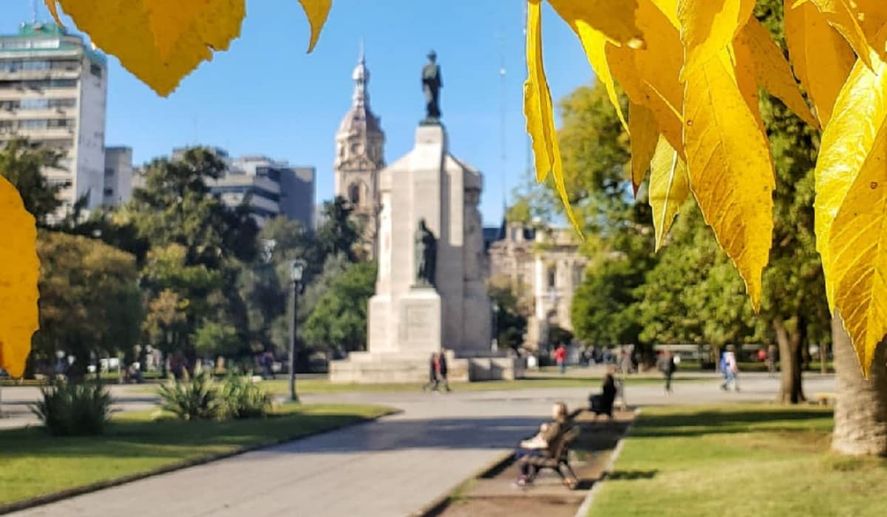 Turismo low cost en Bahía Blanca: cómo moverse por la ciudad a bajo costo La plaza de Bahía Blanca.